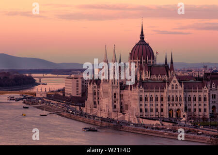 Stadtbild von Budapest mit dem Parlament und Donau. Lila Farben, Himmel, Wasser und Licht tracks von Autos widerspiegelt. Stockfoto