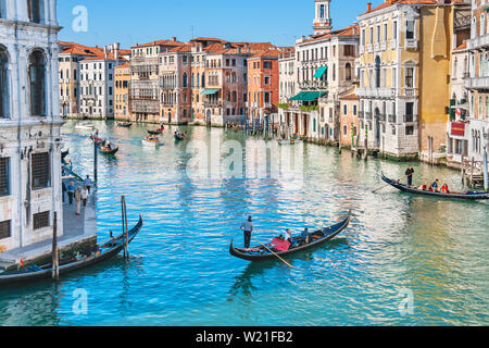 Grand Canal (Canale Grande) mit Gondeln von der Rialto Brücke aus gesehen. Venedig, Italien Stockfoto