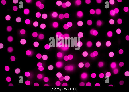 Unfocused abstrakte farbenfrohe Bokeh violetten Hintergrund. Defokussierten und unscharf viele Runde lila Licht. Stockfoto