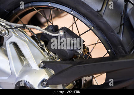 Das Hinterrad eines modernen Motorrad. Stockfoto