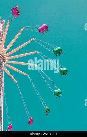 Amusement Park Fahrt mit bunten Karren Stockfoto