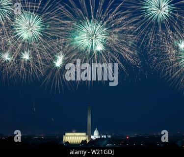 Washington, DC, USA. 4th July, 2019. Fireworks explode over the Washington Monument to celebrate U.S. Independence Day in Washington, DC, the United States, July 4, 2019. Credit: Liu Jie/Xinhua/Alamy Live News Stockfoto