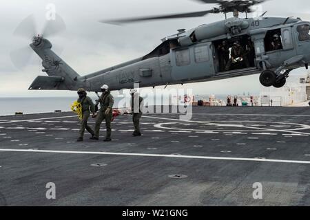 190703-N-DZ 642-1047 Manta, Ecuador (3. Juli 2019) Segler, die dem zugeordnet ist "Dragon Wale" von Hubschrauber Meer Combat Squadron (HSC) 28 Durchführung einer medizinischen Evakuierungsübung auf dem Flugdeck des Hospital Ship USNS Comfort (T-AH 20). Komfort ist das Arbeiten mit Gesundheit und Regierung Partner in Mittelamerika, Südamerika und die Karibik zu kümmern, auf dem Schiff und an Land-basierte medizinische Websites, wodurch der Druck auf die nationalen medizinischen Systemen durch eine Erhöhung der Venezolanischen Migranten belasteten zu entlasten. (U.S. Marine Foto von Mass Communication Specialist 2. Klasse Bobby Siens) Stockfoto