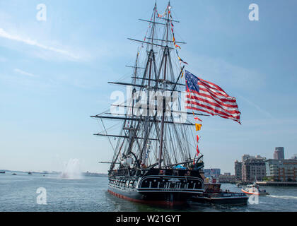 BOSTON (4. Juli 2019) Die USS Verfassung ist unterwegs für die am 4. Juli. Verfassung, Amerika's Schiff, ist die Älteste in Betrieb genommen Kriegsschiff flott in der Welt. (U.S. Marine Foto von Mass Communication Specialist Seaman Apprentice Alec Kramer/Freigegeben) Stockfoto