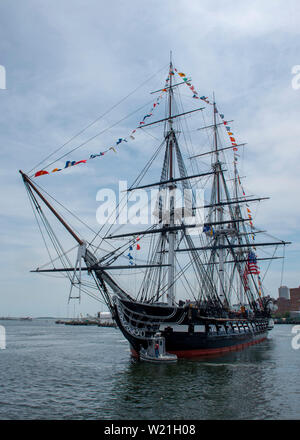 BOSTON (4. Juli 2019) Die USS Verfassung ist unterwegs für die am 4. Juli. Verfassung, Amerika's Schiff, ist die Älteste in Betrieb genommen Kriegsschiff flott in der Welt. (U.S. Marine Foto von Mass Communication Specialist Seaman Apprentice Alec Kramer/Freigegeben) Stockfoto