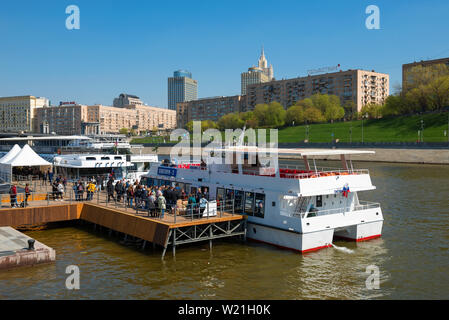 Moskau, Russland - Mai 6, 2019, viel Vergnügen Boote vertäut an der Pier Kiewski Bahnhof auf der Moskwa Stockfoto