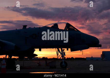 Eine A-10 C Thunderbolt II, A-10 Demonstration Team zugewiesen, sitzt auf der Flightline folgenden eine Antenne Leistung in Dubuque, Iowa, 3. Juli 2019. Die A-10 Demo Team co-versah die Dubuque Flugschau und Feuerwerk, zusammen mit der US-Armee goldene Ritter. (U.S. Air Force Foto: Staff Sgt. Betty Chevalier) Stockfoto