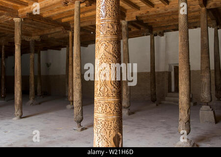 Innenraum der Freitag oder Djuma Moschee, verziert mit geschnitzten Säulen, Chiwa, Usbekistan Stockfoto