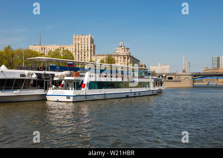 Moskau, Russland - Mai 6, 2019, viel Vergnügen Boote vertäut an der Pier Kiewski Bahnhof auf der Moskwa Stockfoto