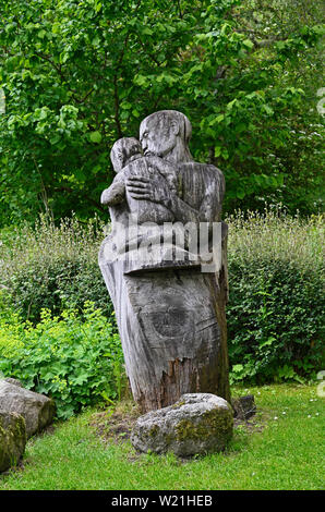 Mutter und Kind, das hölzerne Skulptur von Charlie Easterfield. Queen's View, Loch Tummel, Allean, Pitlochry, Perthshire, Schottland, Vereinigtes Königreich, Stockfoto