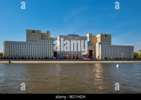 Moskau, Russland - Mai 6, 2019: Blick auf das Gebäude der Nationalen Verteidigung Management Center der Russischen Föderation. Frunzenskaya Damm, 22. C Stockfoto
