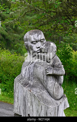 Mutter und Kind, das hölzerne Skulptur (Detail) von Charlie Easterfield. Queen's View, Loch Tummel, Allean, Pitlochry, Perthshire, Schottland, Großbritannien. Stockfoto