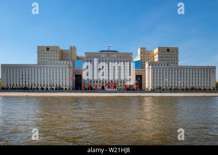 Moskau, Russland - Mai 6, 2019: Blick auf das Gebäude der Nationalen Verteidigung Management Center der Russischen Föderation. Frunzenskaya Damm, 22. C Stockfoto