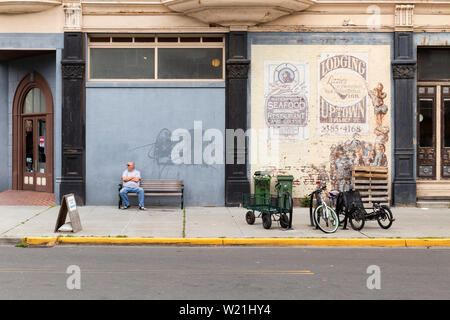 Vereinigte Staaten von Amerika, USA, Washington, Port Townsend, 839 Wasser St, 13. Mai 2019. Wand des Hastings Gebäude an der Waterfront lackiert Stockfoto