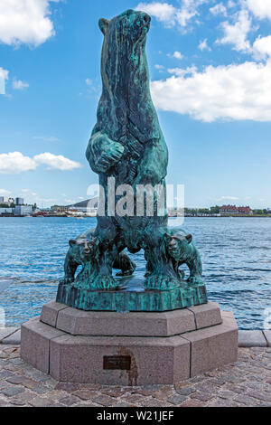 Statue mit Eisbär mit Jungen am Langelinie Hafen von Kopenhagen Kopenhagen Dänemark Europa Stockfoto