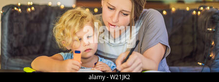 Ein Lehrer, ein Tutor für heimunterricht und ein Lehrer am Tisch. Oder Mutter und Tochter. Homeschooling BANNER, LANGE FORMAT Stockfoto