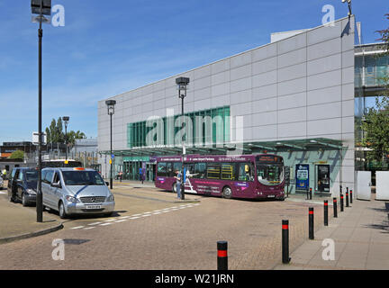 Luton Airport, London. Passagiere am Bahnhof Luton Airport Parkway warten auf den Shuttlebus zum Flughafen Terminal. Neue DART-Bahn Link öffnet in 2021. Stockfoto