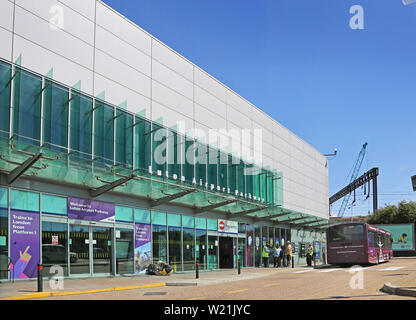 Luton Airport, London. Eingang zum Bahnhof Luton Airport Parkway. Passagiere warten, den Shuttle Bus zum Flughafen Terminal. Stockfoto