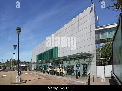 Luton Airport, London. Passagiere, die am Bahnhof Luton Airport Parkway warten, ankommen für den Shuttle Bus zum Flughafen Terminal. Stockfoto