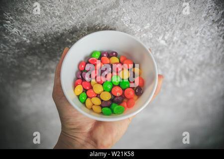 Moskau, Russland - Juli 5, 2019: Bunte kegeln Bonbons auf grauem und weißem Hintergrund. Stockfoto