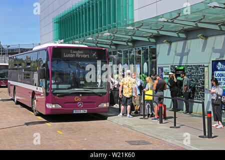 Luton Airport, London. Passagiere am Bahnhof Luton Airport Parkway warten, ankommen, Vorstand der Shuttle Bus zum Flughafen. Stockfoto