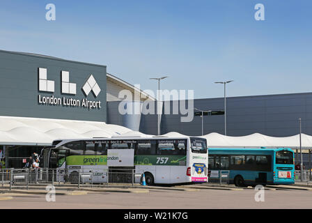 Luton Airport, London. Passagier drop-off-Bereich und der Bushaltestelle vor dem Terminal Gebäude - mit neuem Logo (Sommer 2019) Stockfoto