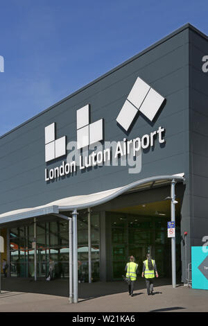 Luton Airport, London. Passagier drop-off-Bereich und der Eingang zum Hauptterminal - mit neuen Flughafen Logo (Sommer 2019) Stockfoto