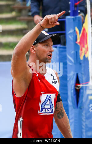 Hamburg, Deutschland. 04. Juli, 2019. Beachvolleyball, Weltmeisterschaft, in Schönried Stadion: Umlauf von 16, Männer, Doppler-/Horst (Österreich) - Liamin/Myskiv (Russland). Alexander Horst in Aktion auf Court 2. Credit: Christian Charisius/dpa/Alamy leben Nachrichten Stockfoto