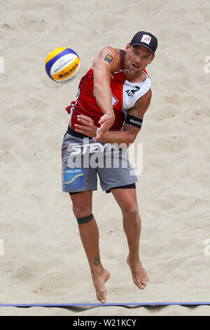 Hamburg, Deutschland. 04. Juli, 2019. Beachvolleyball, Weltmeisterschaft, in Schönried Stadion: Umlauf von 16, Männer, Doppler-/Horst (Österreich) - Liamin/Myskiv (Russland). Alexander Horst in Aktion auf Court 2. Credit: Christian Charisius/dpa/Alamy leben Nachrichten Stockfoto