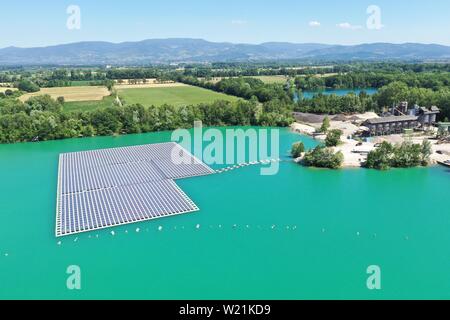 Renchen, Deutschland. 04. Juli, 2019. Eine Photovoltaikanlage schwimmt auf dem Baggersee Maiwald (Foto mit einer Drohne getroffen). Das Kieswerk operator Ossola, zusammen mit der Erdgas Südwest GmbH, die Anlage, die am 5. Juli eingeweiht werden. Credit: Benedikt Spether/dpa/Alamy leben Nachrichten Stockfoto