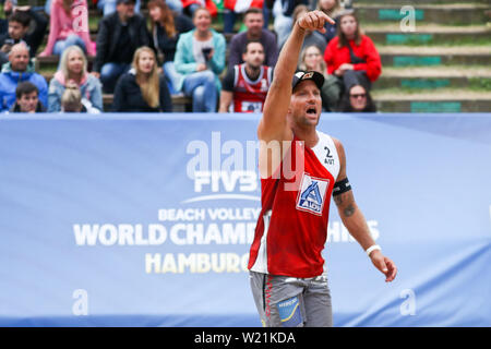 Hamburg, Deutschland. 04. Juli, 2019. Beachvolleyball, Weltmeisterschaft, in Schönried Stadion: Umlauf von 16, Männer, Doppler-/Horst (Österreich) - Liamin/Myskiv (Russland). Alexander Horst in Aktion auf Court 2. Credit: Christian Charisius/dpa/Alamy leben Nachrichten Stockfoto