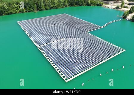 Renchen, Deutschland. 04. Juli, 2019. Eine Photovoltaikanlage schwimmt auf dem Baggersee Maiwald (Foto mit einer Drohne getroffen). Das Kieswerk operator Ossola, zusammen mit der Erdgas Südwest GmbH, die Anlage, die am 5. Juli eingeweiht werden. Credit: Benedikt Spether/dpa/Alamy leben Nachrichten Stockfoto