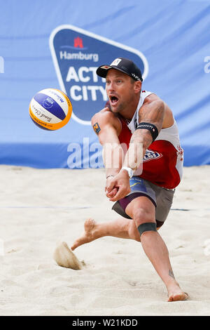 Hamburg, Deutschland. 04. Juli, 2019. Beachvolleyball, Weltmeisterschaft, in Schönried Stadion: Umlauf von 16, Männer, Doppler-/Horst (Österreich) - Liamin/Myskiv (Russland). Alexander Horst in Aktion auf Court 2. Credit: Christian Charisius/dpa/Alamy leben Nachrichten Stockfoto