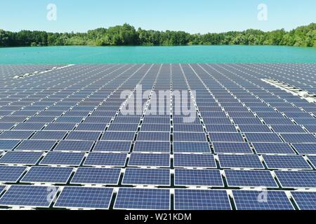Renchen, Deutschland. 04. Juli, 2019. Eine Photovoltaikanlage schwimmt auf dem Baggersee Maiwald (Foto mit einer Drohne getroffen). Das Kieswerk operator Ossola, zusammen mit der Erdgas Südwest GmbH, die Anlage, die am 5. Juli eingeweiht werden. Credit: Benedikt Spether/dpa/Alamy leben Nachrichten Stockfoto