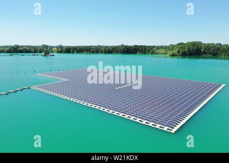 Renchen, Deutschland. 04. Juli, 2019. Eine Photovoltaikanlage schwimmt auf dem Baggersee Maiwald (Foto mit einer Drohne getroffen). Das Kieswerk operator Ossola, zusammen mit der Erdgas Südwest GmbH, die Anlage, die am 5. Juli eingeweiht werden. Credit: Benedikt Spether/dpa/Alamy leben Nachrichten Stockfoto