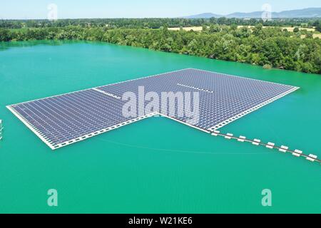 Renchen, Deutschland. 04. Juli, 2019. Eine Photovoltaikanlage schwimmt auf dem Baggersee Maiwald (Foto mit einer Drohne getroffen). Das Kieswerk operator Ossola, zusammen mit der Erdgas Südwest GmbH, die Anlage, die am 5. Juli eingeweiht werden. Credit: Benedikt Spether/dpa/Alamy leben Nachrichten Stockfoto