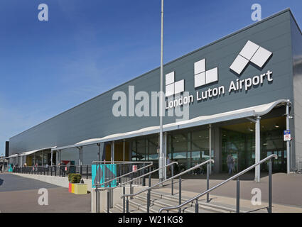 Luton Airport, London. Passagier drop-off-Bereich und der Eingang zum Hauptterminal - mit neuen Flughafen Logo (Sommer 2019) Stockfoto