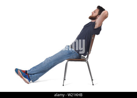 Mann sitzt und entspannt auf einen Stuhl auf Weiß Stockfoto
