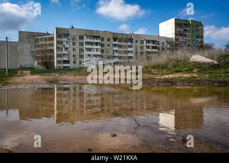 Wohnhaus in Elista ist im Frühjahr Pfütze wider. Russischen Städten. Reisen in Russland. Stockfoto