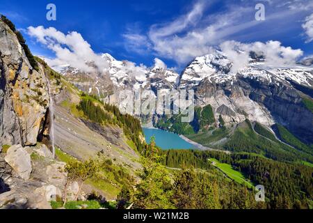 Oeschinensee mit Berner Alpen mit Bluemlisalp und Berg Doldenhorn, in der Nähe von Kandersteg, Kanton Bern, Schweiz Stockfoto