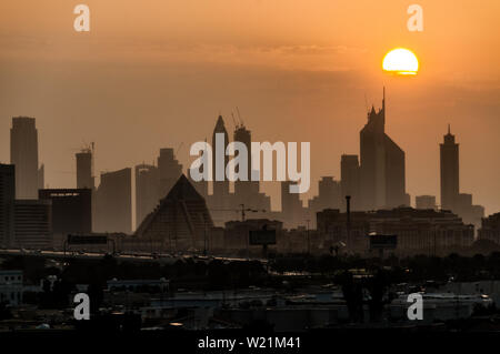 Skyline von Dubai bei Sonnenuntergang Stockfoto