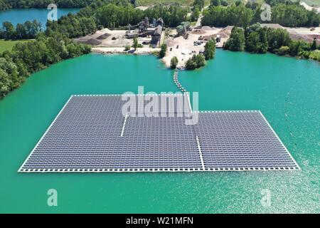 Renchen, Deutschland. 04. Juli, 2019. Eine Photovoltaikanlage schwimmt auf dem Baggersee Maiwald (Foto mit einer Drohne getroffen). Das Kieswerk operator Ossola, zusammen mit der Erdgas Südwest GmbH, die Anlage, die am 5. Juli eingeweiht werden. Credit: Benedikt Spether/dpa/Alamy leben Nachrichten Stockfoto