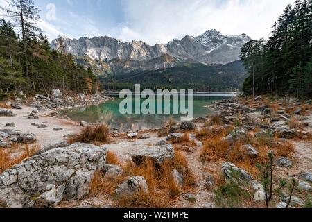 Eibsee vor Zugspitzmassiv mit Zugspitze, Wettersteingebirge, in der Nähe von Grainau, Oberbayern, Bayern, Deutschland Stockfoto