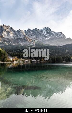 Eibsee vor Zugspitzmassiv, Zugspitzbahn mit Zugspitze, Wettersteingebirge, in der Nähe von Grainau, Oberbayern, Bayern, Deutschland Stockfoto