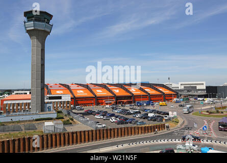 London Luton Airport, zentralen Bereich mit Easyjet Head Office (aus der ehemaligen Flugzeughangar 89) und Main Control Tower umgewandelt. Stockfoto