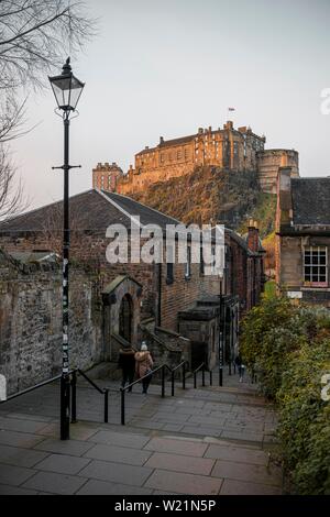 Burg, Schloss Edinburgh, Blick vom Aussichtspunkt Vennel, historische Altstadt, Edinburgh, Schottland, Großbritannien Stockfoto