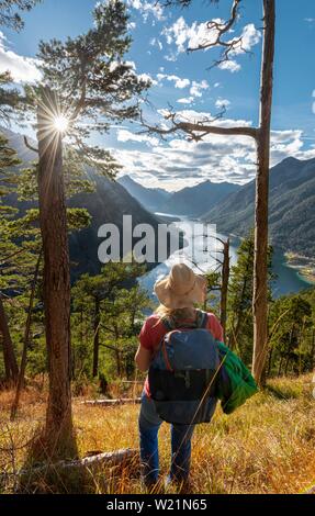 Junge Wanderer die Aussicht von Schonjochl, Plansee, von Bergen umgeben, Tirol, Österreich Stockfoto