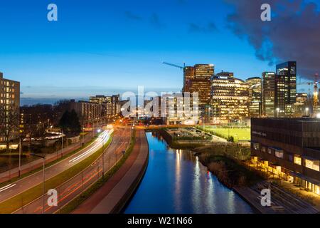 Financial District, Zuidas, Wolkenkratzer auf De Boelelaan Straße bei Nacht, südlich von Amsterdam, Amsterdam, Niederlande Stockfoto