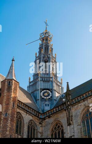 Turm der gotischen Kathedrale Sint-Bavokerk, Grote Markt, Haarlem, Provinz Nordholland, Friesland, Niederlande Stockfoto