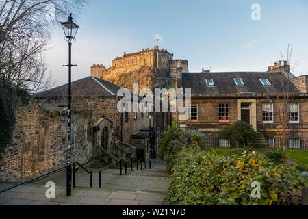 Burg, Schloss Edinburgh, Blick vom Aussichtspunkt Vennel, historische Altstadt, Edinburgh, Schottland, Großbritannien Stockfoto